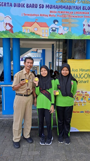 Siswa-Siswi SD Muhammadiyah Blora Minum Susu Bareng Bersama Dancow