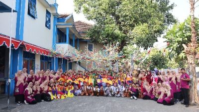 Semarakkan HUT RI ke-81, SD Muhammadiyah Blora Meriahkan Karnaval Kabupaten Blora dengan Nuansa Adat Jakarta
